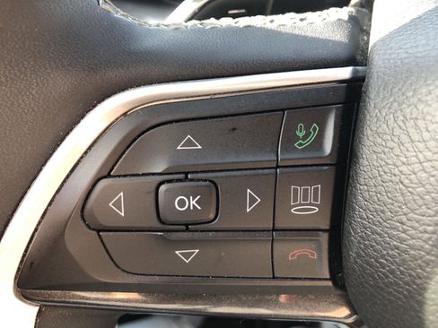 Used 2023 Jeep Grand Cherokee Laredo AWD/4WD image 24