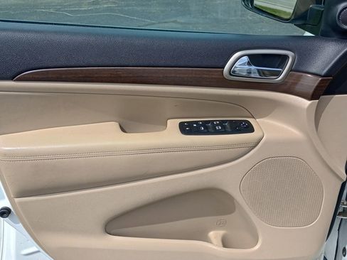 Used 2017 Jeep Grand Cherokee Laredo w/ Quick Order Package 23E AWD/4WD image 11