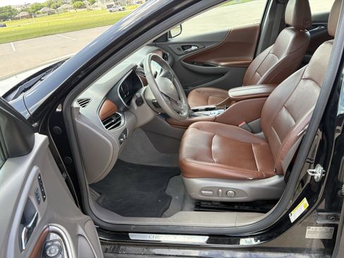 Used 2017 Chevrolet Malibu Premier w/ Premier Sun and Wheel Package FWD image 9
