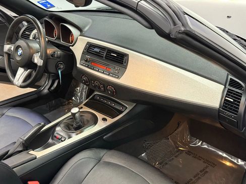 Used 2005 BMW Z4 2.5i image 16