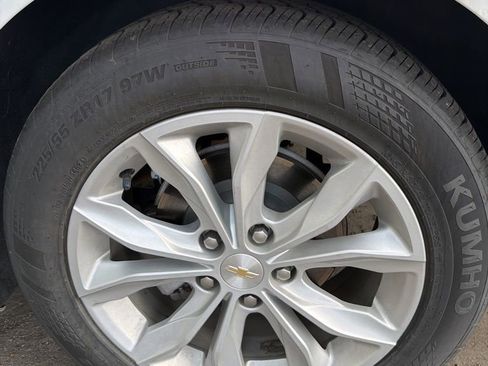 Used 2025 Chevrolet Malibu LT image 2