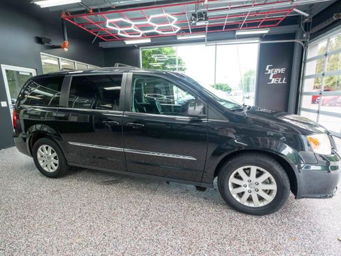 Used 2016 Chrysler Town & Country Touring FWD image 5
