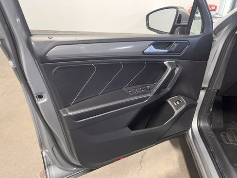 Used 2024 Volkswagen Tiguan SE image 25