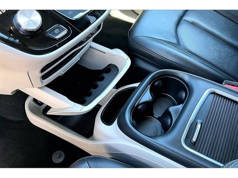 Certified 2024 Chrysler Pacifica Touring-L FWD image 28