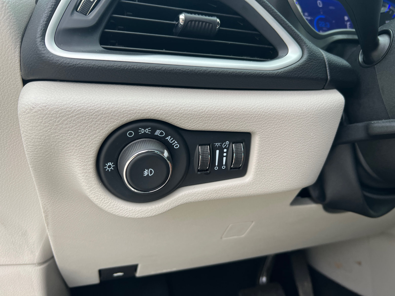 Used 2024 Chrysler Pacifica Touring-L FWD image 34