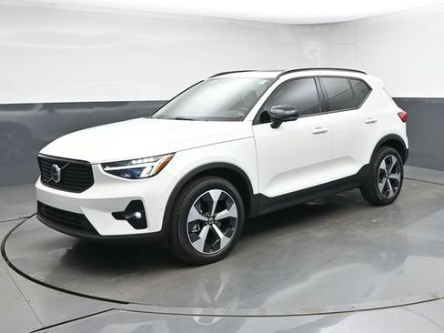 Used 2024 Volvo XC40 B5 Plus AWD/4WD image 4