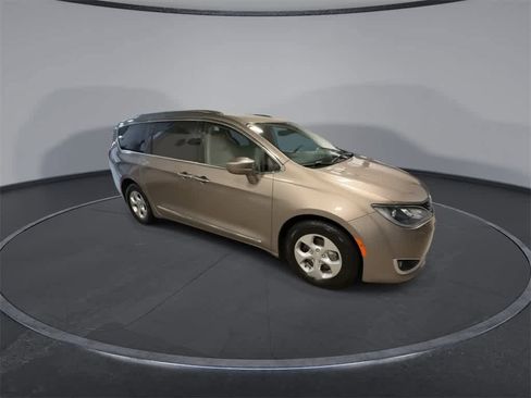 Used 2018 Chrysler Pacifica Touring-L image 2