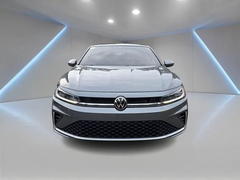 Used 2025 Volkswagen Jetta SE w/ Sunroof Package FWD image 2