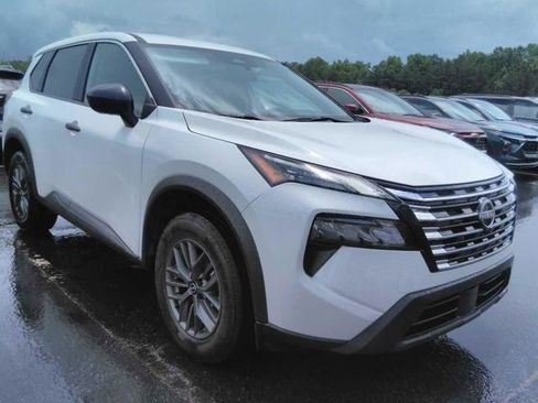 Used 2024 Nissan Rogue S FWD image 5