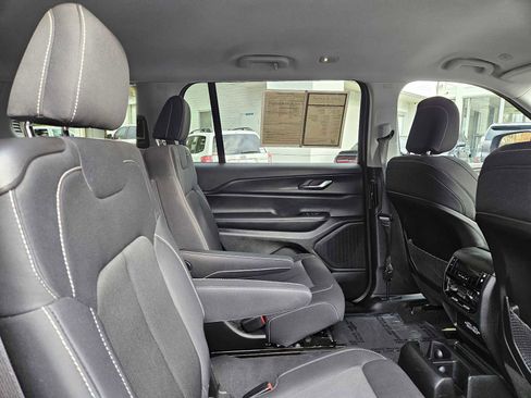 Used 2023 Jeep Grand Cherokee L Laredo image 15