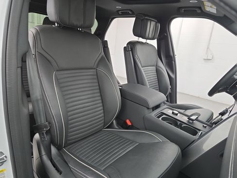 Used 2024 Land Rover Discovery Dynamic SE image 10