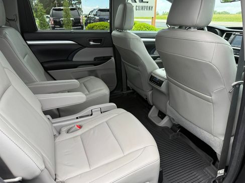 Used 2018 Toyota Highlander XLE AWD/4WD image 13
