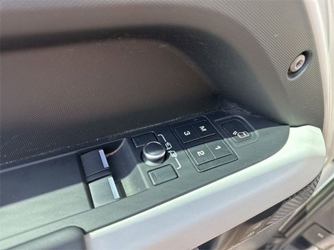 Used 2022 Land Rover Defender 90 X-Dynamic HSE image 10