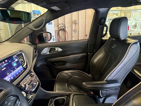Used 2025 Chrysler Pacifica Limited FWD image 32