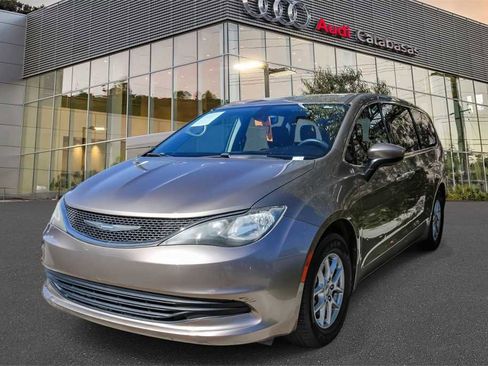 Used 2017 Chrysler Pacifica Touring image 1
