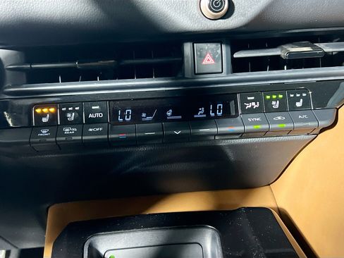 Used 2025 Toyota Crown Signia AWD/4WD image 27
