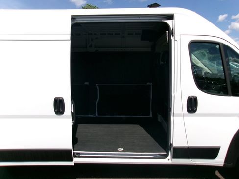 Used 2025 RAM ProMaster 2500 w/ Convenience Group FWD image 9