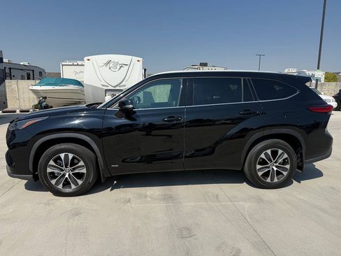 Used 2022 Toyota Highlander XLE AWD/4WD image 6
