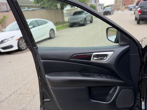 Used 2019 Nissan Pathfinder S AWD/4WD image 16