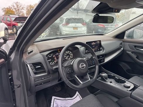 Used 2023 Nissan Rogue SV image 9