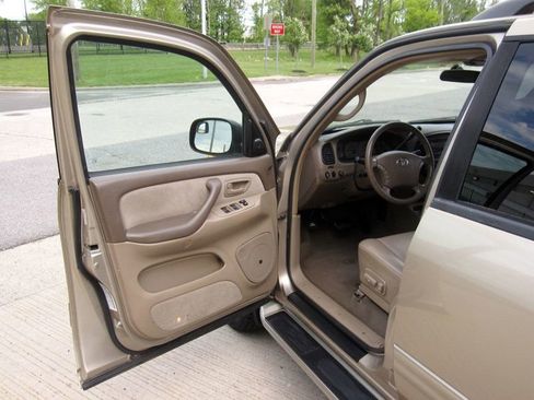 Used 2004 Toyota Sequoia SR5 AWD/4WD image 16