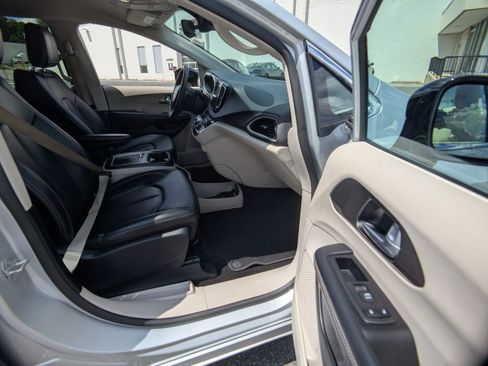 Used 2024 Chrysler Pacifica Touring-L FWD image 11