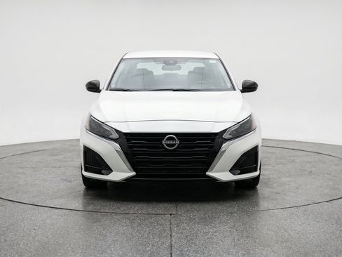 Used 2025 Nissan Altima 2.5 SV FWD image 2