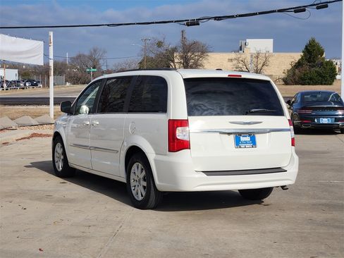 Used 2011 Chrysler Town & Country Touring-L image 7