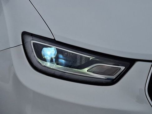 Used 2023 Chrysler Pacifica Touring-L image 9