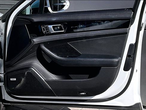 Used 2022 Porsche Panamera image 24