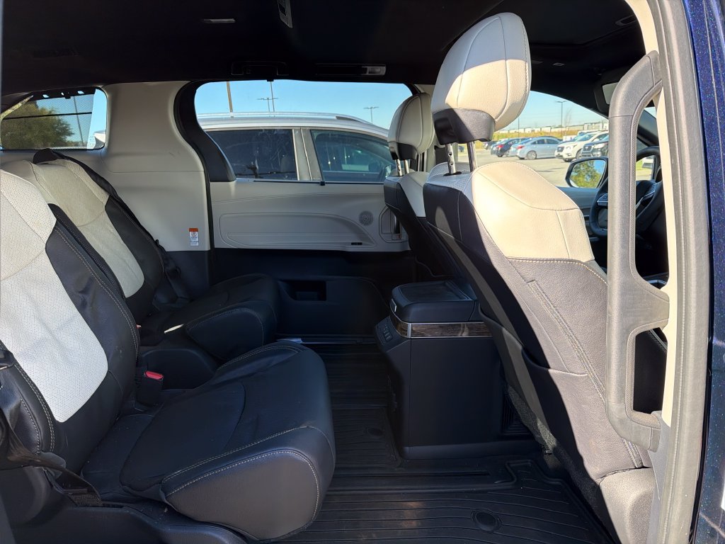 Used 2025 Toyota Sienna Platinum AWD/4WD image 33