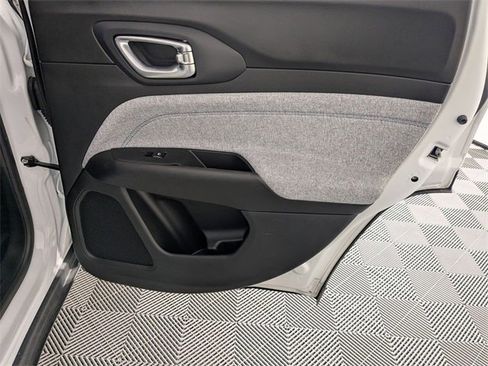 Used 2024 Jeep Compass Latitude image 29