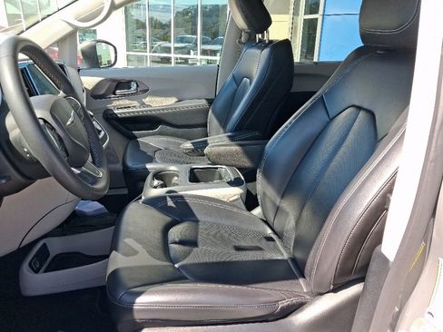 Used 2023 Chrysler Pacifica Touring-L FWD image 16