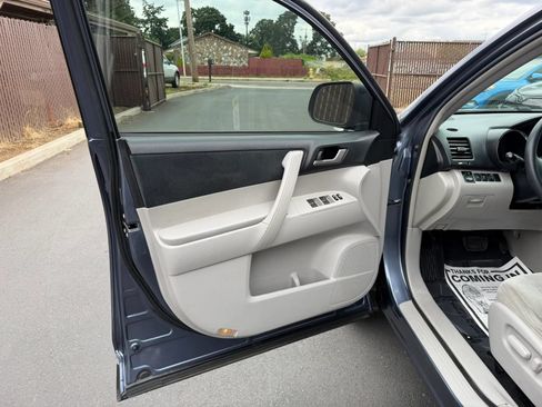 Used 2012 Toyota Highlander FWD w/ Tech Pkg image 9
