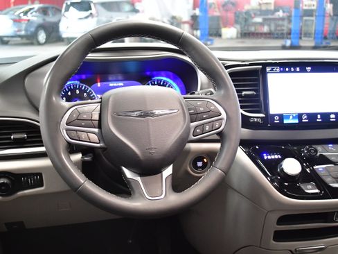 Used 2023 Chrysler Pacifica Touring-L FWD image 10