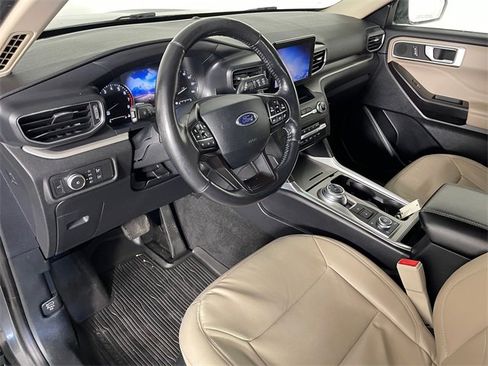 Used 2020 Ford Explorer XLT w/ Equipment Group 202A image 3