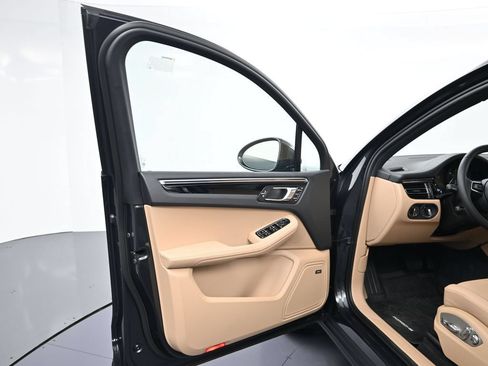 Certified 2026 Porsche Macan AWD/4WD image 16
