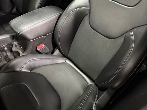 Used 2019 Jeep Cherokee Latitude Plus w/ Comfort/Convenience Group image 19