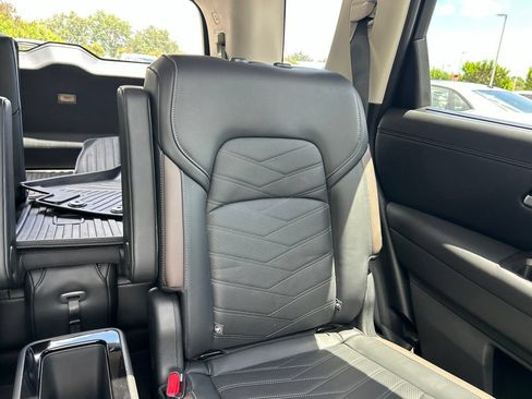 Used 2025 Nissan Pathfinder Platinum FWD image 14