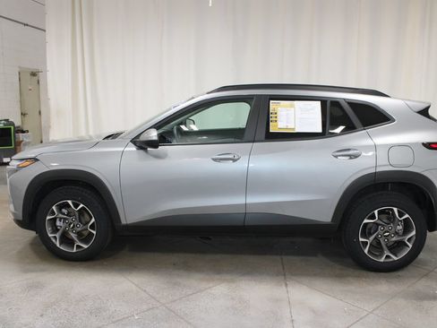Used 2025 Chevrolet Trax LT FWD image 6