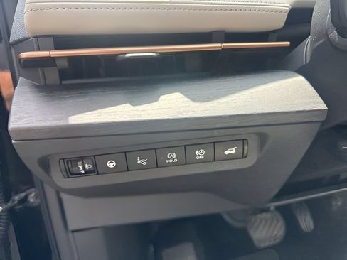 Used 2023 Nissan Ariya AWD image 11