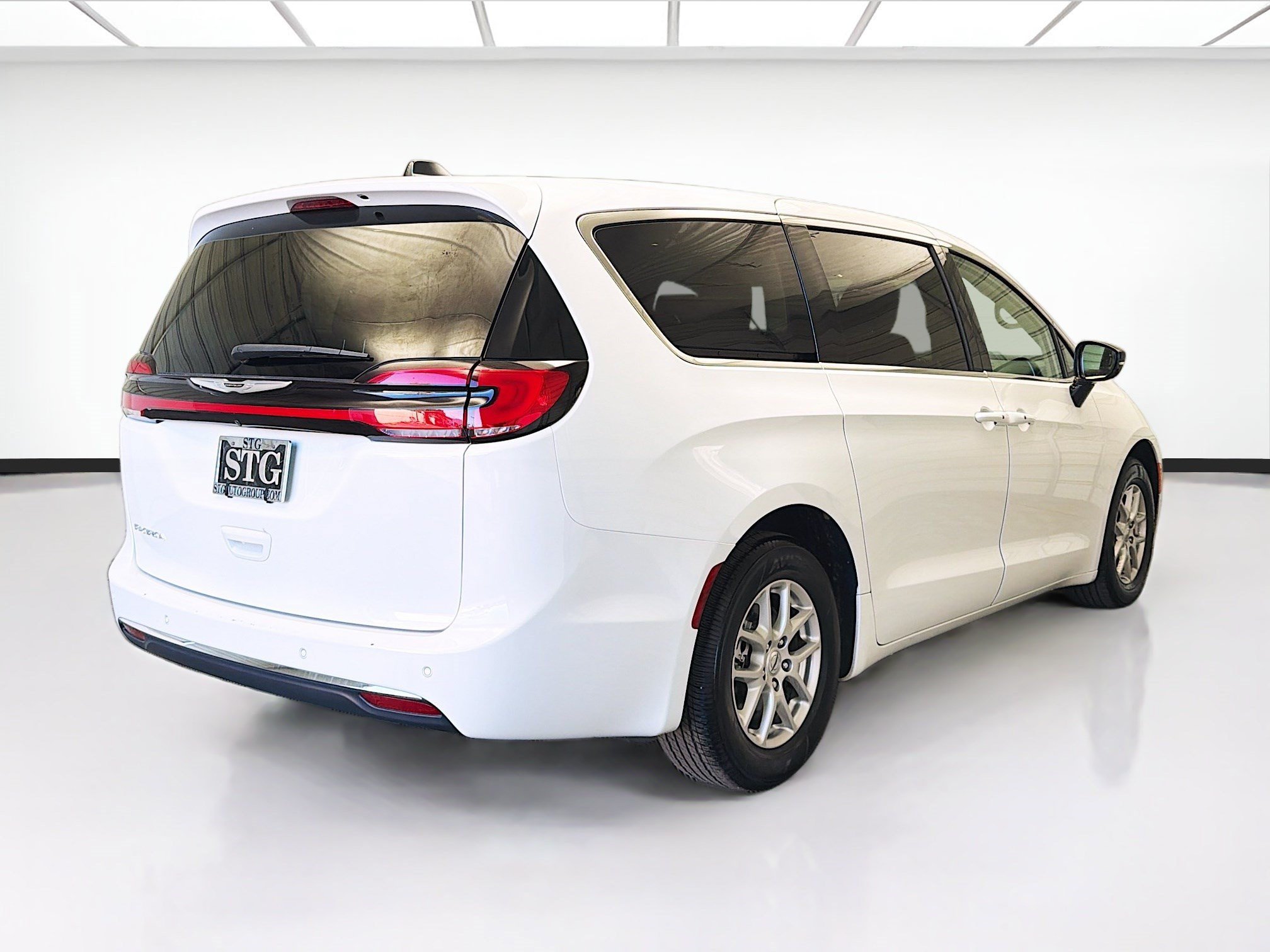 Used 2024 Chrysler Pacifica Touring-L FWD image 4