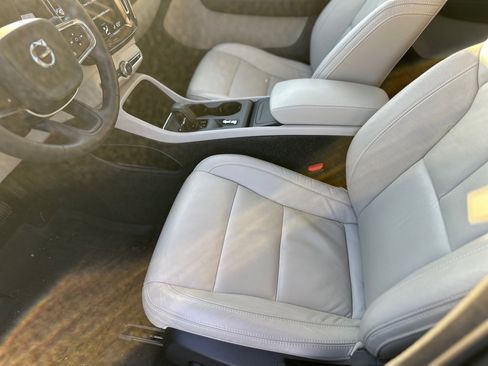 Certified 2022 Volvo XC40 T5 Momentum w/ Premium Package image 6