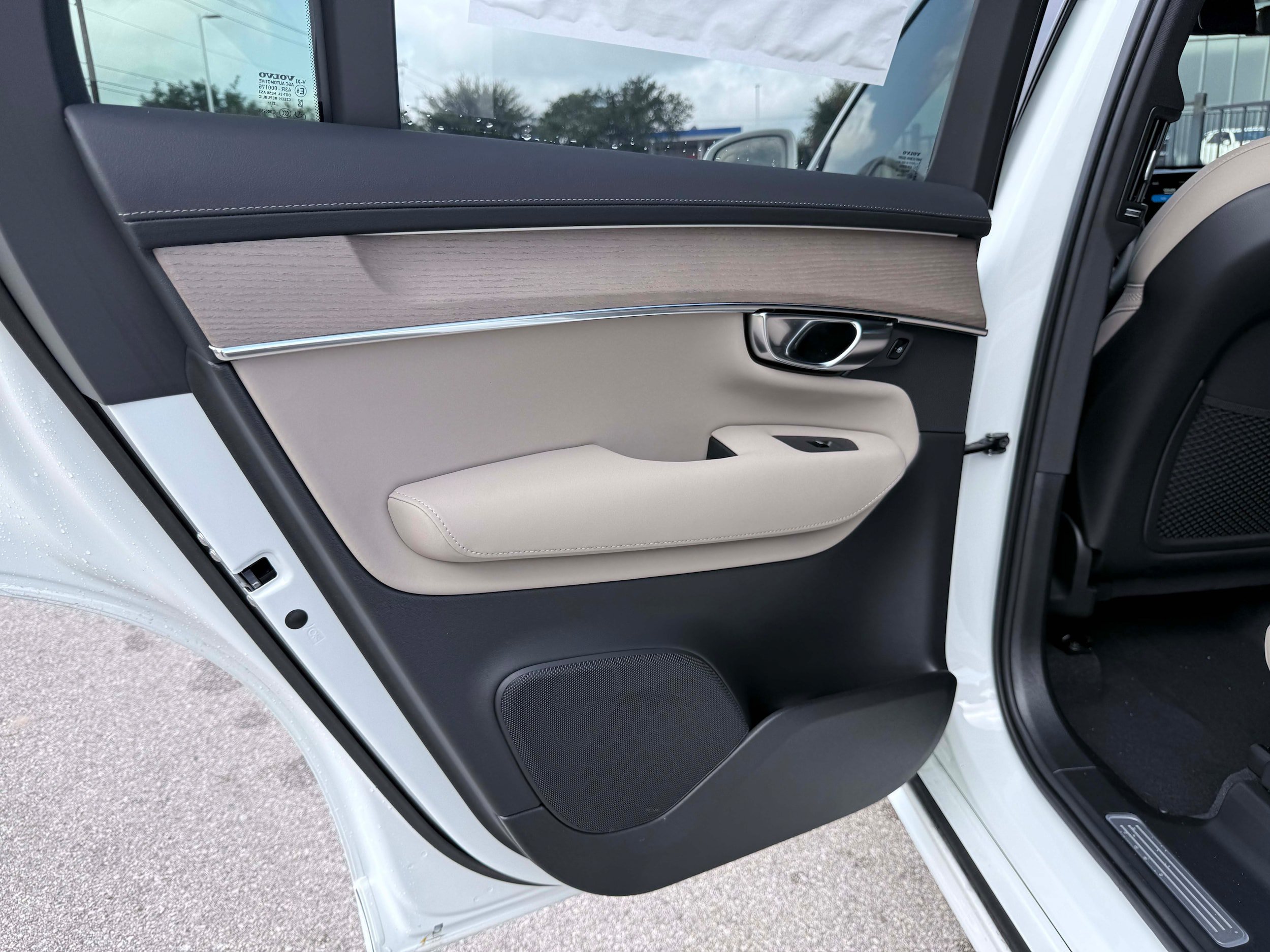New 2026 Volvo XC90 T8 Plus w/ Protection Package Premier AWD/4WD image 14