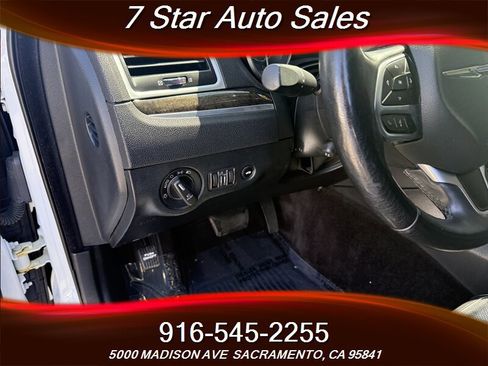 Used 2017 Chrysler 300 C image 9