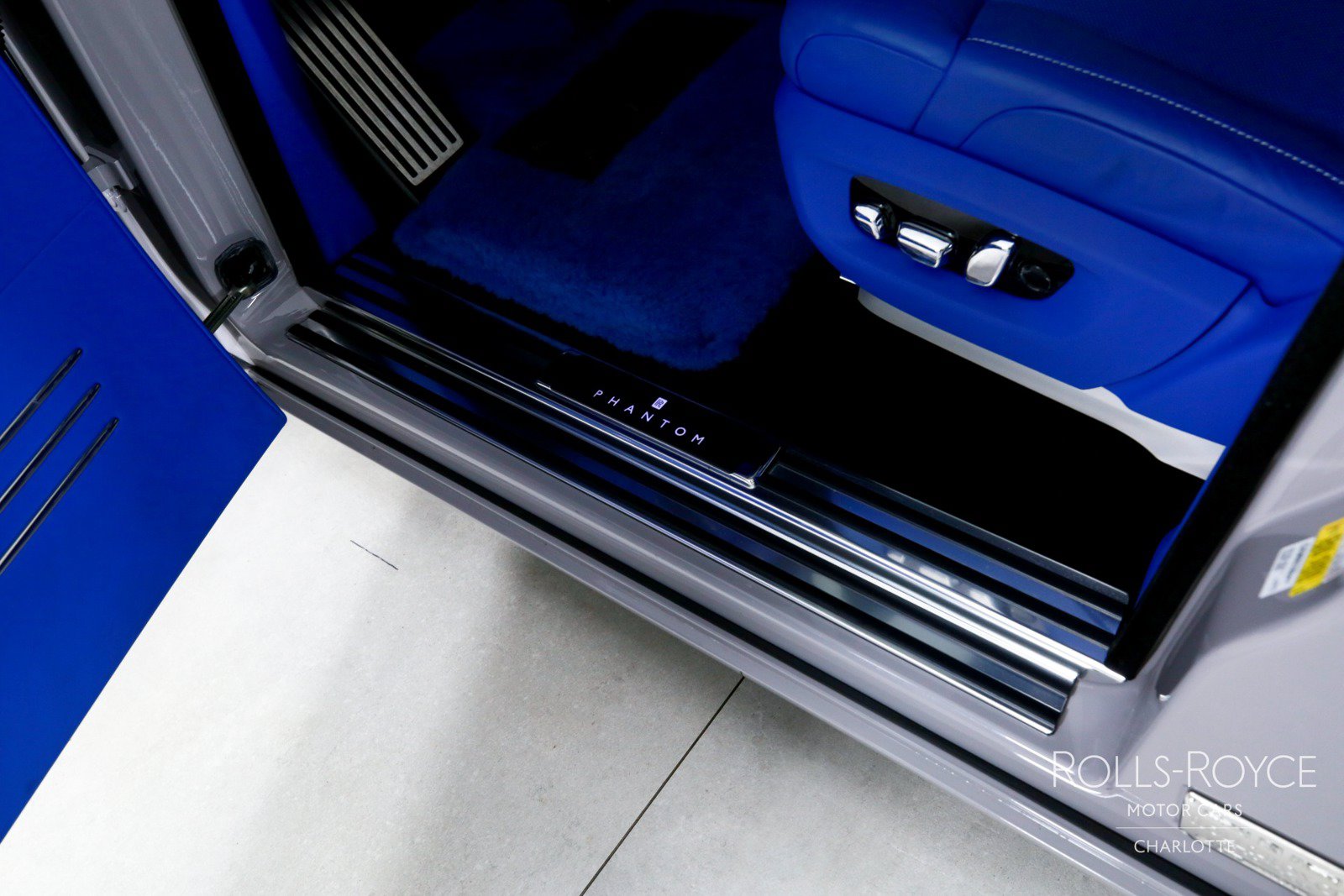 Used 2024 Rolls-Royce Phantom Sedan w/ The Phantom Package RWD image 17