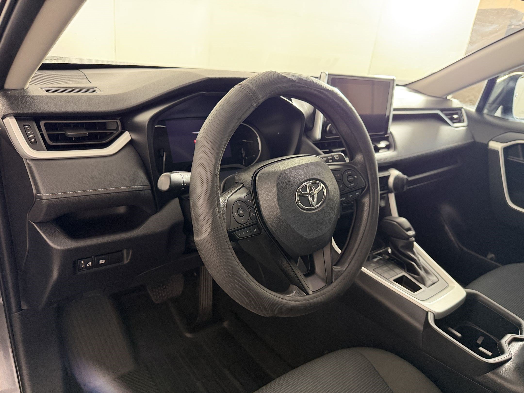 Used 2023 Toyota RAV4 LE AWD/4WD image 4