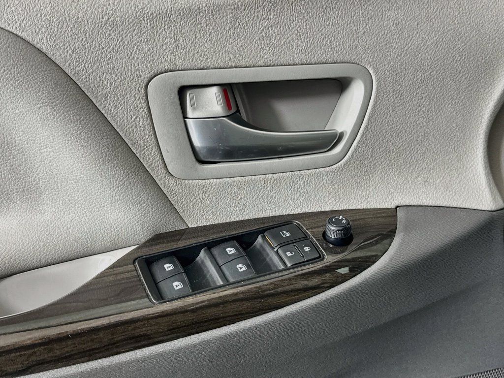 Used 2018 Toyota Sienna Limited FWD image 18
