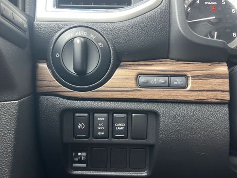 Used 2018 Nissan Titan SL w/ Chrome Package RWD image 13