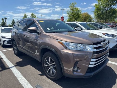 Used 2019 Toyota Highlander XLE image 3